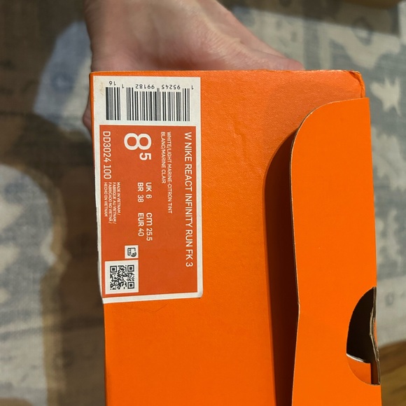 Nike Cream and Blue Running Shoes - Picture 6 of 6